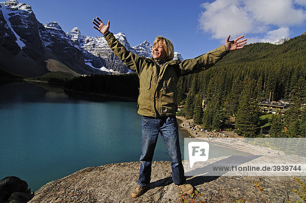 Junge freut sich am Moraine Lake  Banff Nationalpark  Alberta  Kanada