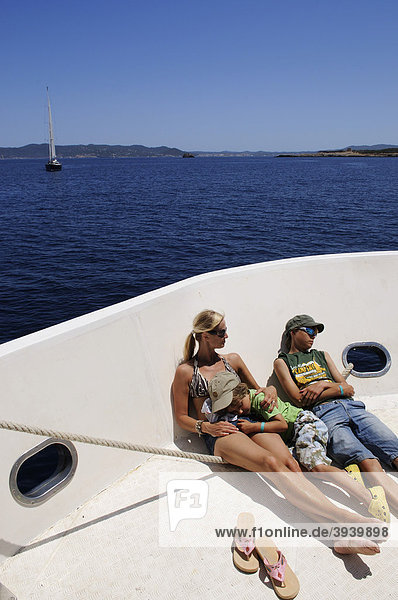 Urlauber auf Ausflugsboot  Bootsausflug  Cala Codolar  Ibiza  Pityusen  Balearen  Spanien  Europa