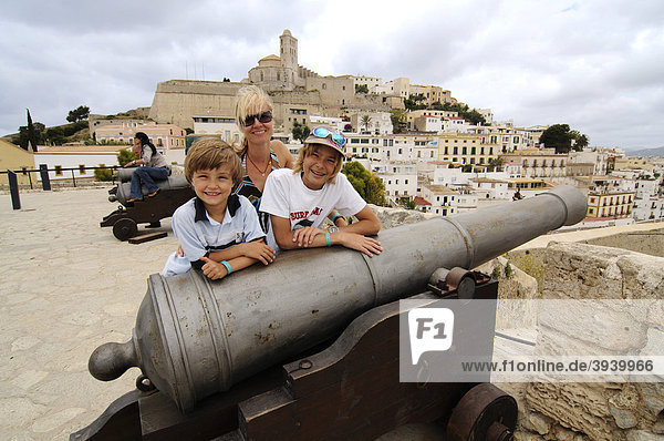Frau und Kinder an alter Kanone  Eivissa  Ibiza  Pityusen  Balearen  Spanien  Europa