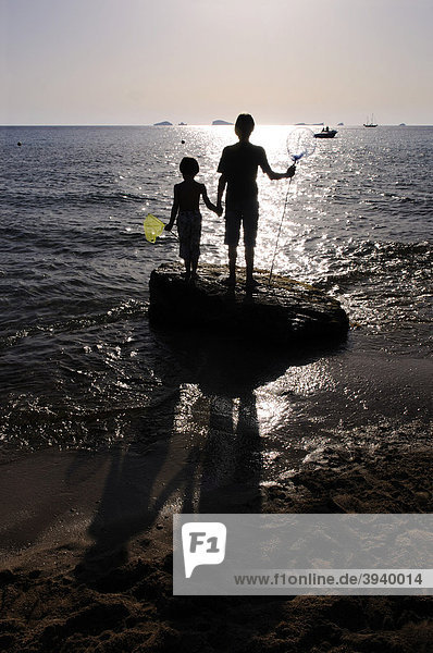 Kinder beim Fischen mit Kescher  Cala Conta  Ibiza  Pityusen  Balearen  Spanien  Europa