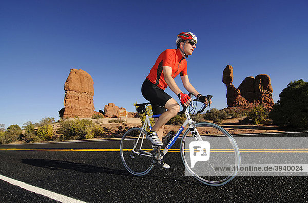 Rennradfahrer  Balanced Rock  Arches Nationalpark  Moab  Utah  USA