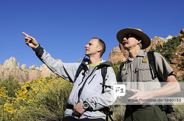Wanderer und Ranger  Towers of the Virgin  Zion Nationalpark  Utah  USA