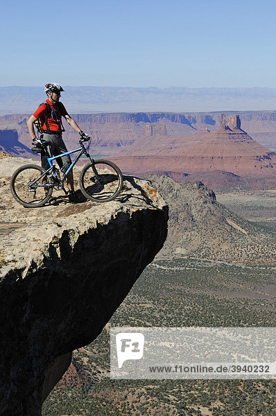 Mountain biker  Porcupine Rim Trail  Castle Valley  Moab  Utah  USA