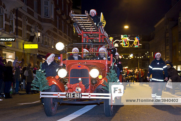 Alter Feuerwehrwagen in der Weihnachtsparade  Kopenhagen  Dänemark  Europa
