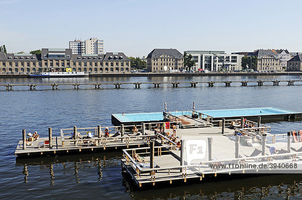 Blick auf den Osthafen  das Badeschiff der Arena und den Steg der einstigen Grenzanlagen der DDR  Berlin-Treptow  Deutschland  Europa