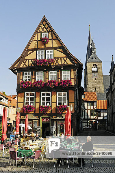 Cafe am Markt in Fachwerkhaus im UNESCO-Weltkulturerbe der Stadt Quedlinburg  Sachsen-Anhalt  Deutschland  Europa