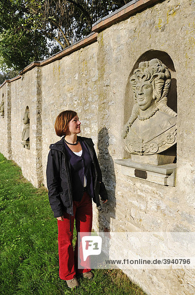 Frau vor Büste in der Mauer von Renaissance-Schloss Kromsdorf bei Weimar  Thüringen  Deutschland  Europa