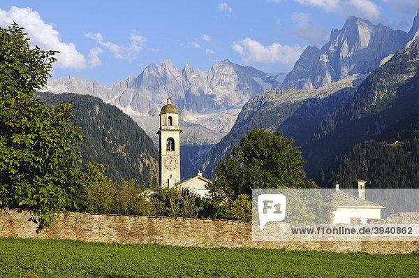 Kirche im Bergdorf Soglio  hinten Bondasca-Gruppe mit Sciora  Piz Cengalo und Piz Badile  Tal des Bergell  Val Bregaglia  Engadin  Graubünden  Schweiz  Europa