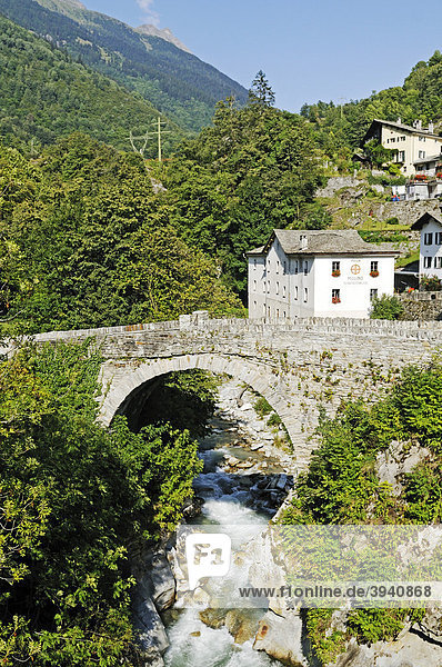 Historische Steinbrücke im Dorf Borgonovo  Borgonuovo  am Wanderweg Via Bregaglia  Val Bregaglia  Tal des Bergell  Engadin  Graubünden  Schweiz  Europa