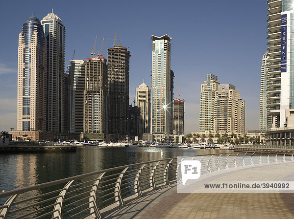 Hochhäuser am Yachthafen im Stadtteil Dubai Marina  Dubai  Vereinigte Arabische Emirate  Naher Osten