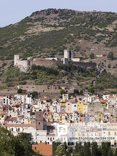 Sardinisches Dorf Bosa mit Blick auf Burgruine Castello Malaspina  Provinz Oristano  im Westen von Sardinien  Italien  Europa
