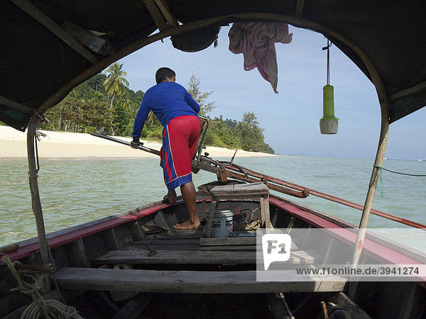 Insulaner in seinem Longtailboot vor der Insel Ko Hai  Ko Ngai  Andamanensee  Provinz Satun  Südthailand  Thailand  Asien