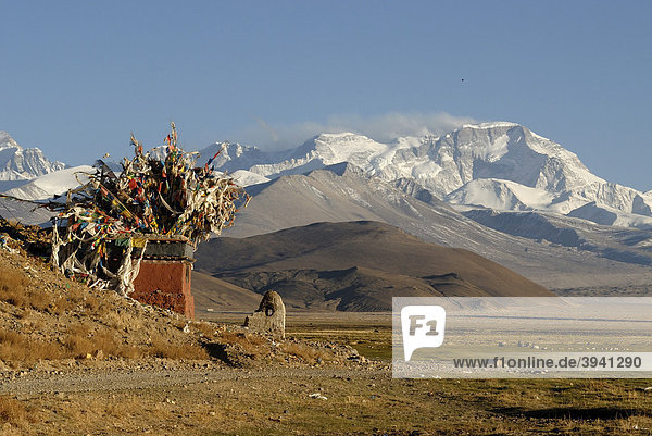 Tibetischer Chörten mit Gebetsfahnen vor verschneitem Gebirgszug des Cho Oyo  8112 m  in der Hochebene von Tingri  Tibet  China  Asien