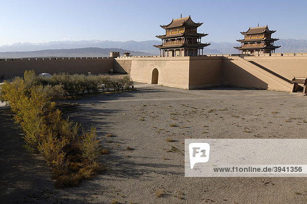 Festung Jiayuguan mit zwei Torgebäuden am westlichen Ende der chinesischen Mauer  Seidenstraße  Gansu  China  Asien