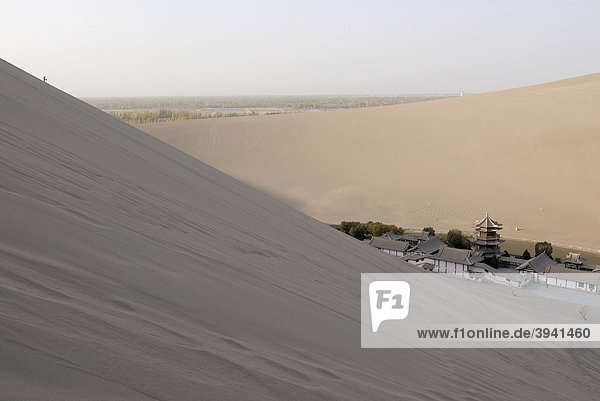 Blick von den Sanddünen der Wüste Gobi auf den Mondsichelsee mit chinesischer Pagode bei Dunhuang  Seidenstraße  Gansu  China  Asien