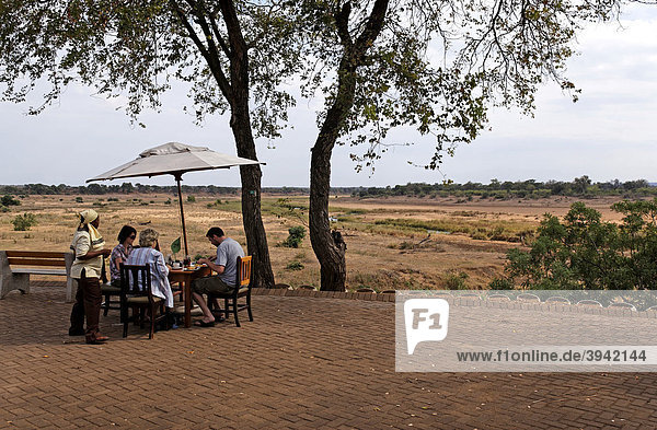 Frühstück auf der Terrasse  Letaba Rest Camp  Krüger Nationalpark  Südafrika