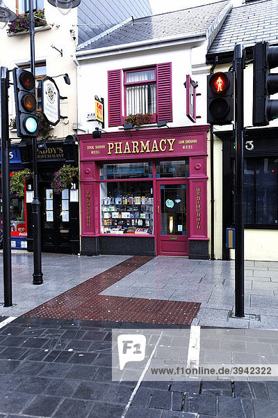 Fassade eines Apothekers  Killarney  Irland  Europa