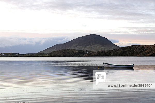 Kleines Boot auf dem Lough Imagh  Connemara Nationalpark  County Galway  Irland  Europa