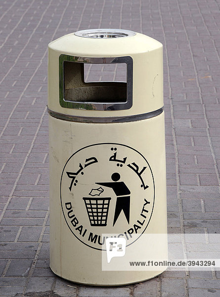 Abfalleimer auf einem Trottoir  Dubai  Vereinigte Arabische Emirate  Naher Osten