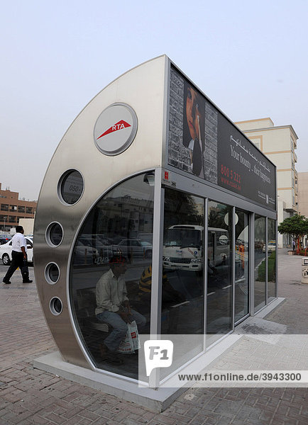 Bushaltestelle mit Klimaanlage  Dubai  Vereinigte Arabische Emirate  Naher Osten