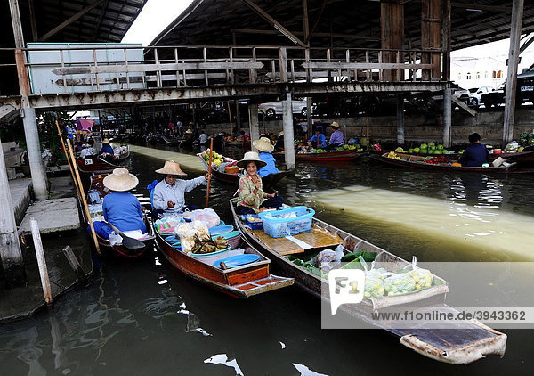 Frauen mit Esswaren in Holzbooten  Floating Market  Bangkok  Thailand  Asien