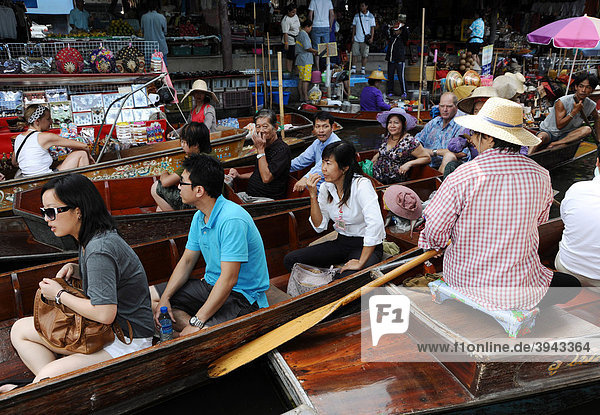 Touristen beim Floating Market  Bangkok  Thailand  Asien