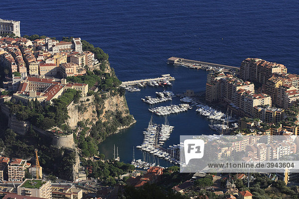 Hafen Fontvieille mit Superyachten zwischen der Altstadt von Monaco mit Fürstenpalast und Kathedrale und dem Neubauviertel Fontvieille  Fürstentum Monaco  CÙte d'Azur  Europa