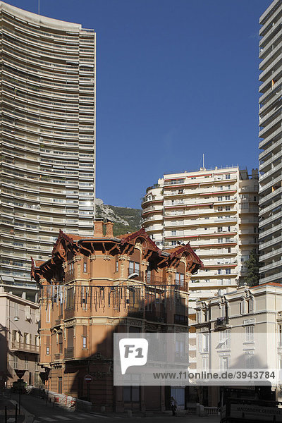Zwischen Hochhäusern eingekeiltes historisches Haus am Boulevard d'Italie  Monaco  CÙte d'Azur  Europa