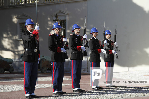 Wachablösung der fürstlichen Garde um 12 Uhr vor dem Fürstenpalast  Präsentieren der Gewehre  Fürstentum Monaco  CÙte d'Azur  Europa