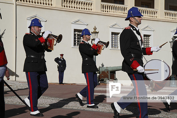 Wachablösung der fürstlichen Garde um 12 Uhr vor dem Fürstenpalast  Abzug der alten Wache mit der Militärkapelle  Fürstentum Monaco  CÙte d'Azur  Europa