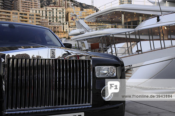 Rolls-Royce vor Luxusyachten im Hafen La Condamine  Fürstentum Monaco  CÙte d'Azur  Europa