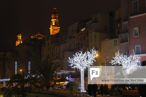 Altstadt von Menton mit Eglise St. Michel zur Weihnachtszeit  Lichtbäume  DÈpartement Alpes Maritimes  RÈgion Provence Alpes CÙte d'Azur  Südfrankreich  Frankreich  Europa