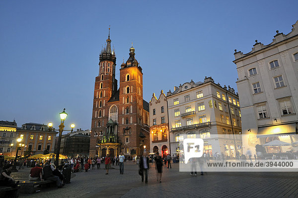 Gothic St. Mary's Basilica Church  Kosciol Mariacki  and townhouses at dusk  Main Market Square  Rynek Glowny  in Krakow  Cracow  Poland  Europe