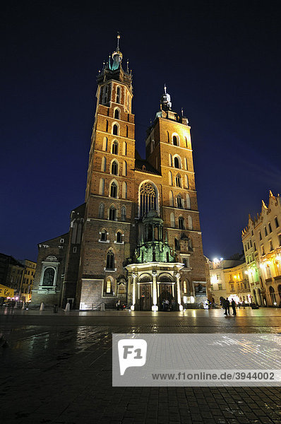 Marienkirche  Kosciol Mariacki  gotische Backsteinkirche aus dem 14. Jh.  Hauptmarkt  Rynek Glowny  bei Nacht  Krakau  Polen  Europa