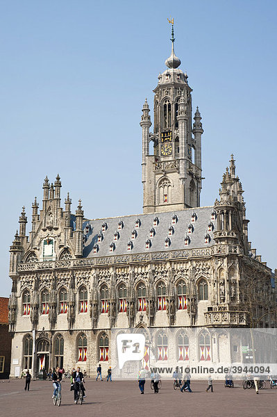 Passanten auf dem Marktplatz vor dem spätgotischen Rathaus von Middelburg  Walcheren  Zeeland  Niederlande  Europa