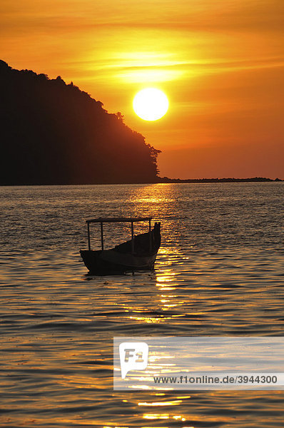 Boot vor Sonnenuntergang  Ngapali Beach  Thandwe  Burma  Birma  Myanmar  Südostasien