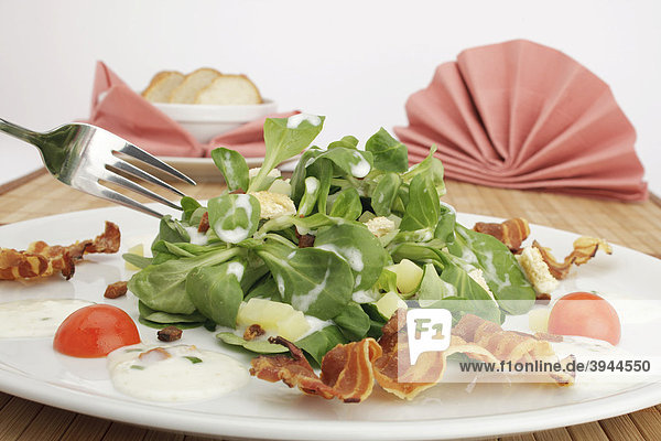 Feldsalat mit Kartoffeldressing, Brotcroutons, gebratenem Speck und ...