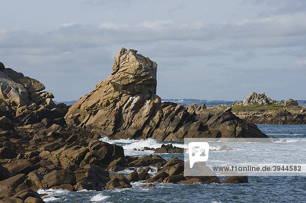 Granitfelsen an der Küste bei Le Diben  Finistere  Bretagne  Frankreich  Europa