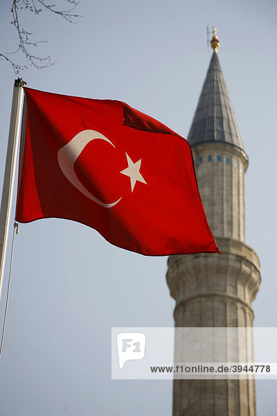 Türkische Flagge vor Minarett der Hagia Sophia Moschee  Istanbul  Türkei