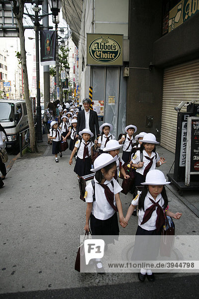 Schulkinder in Tokio  Japan  Asien