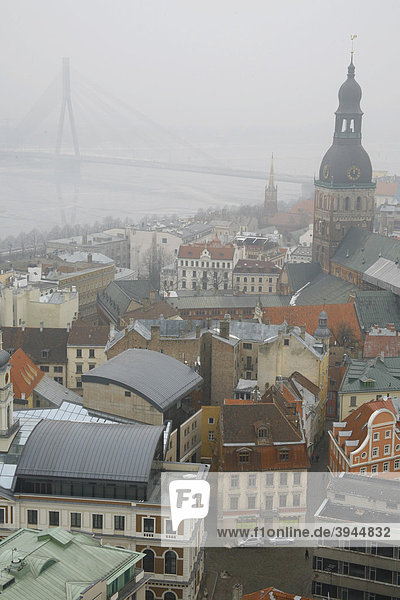 Blick vom Dom über die Altstadt und die Daugava in Riga  Lettland  Baltikum  Nordeuropa