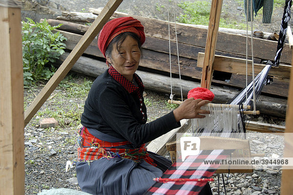 Weben  Ethnologie  Frau der Mosu Ethnie webt Tuch am Webstuhl  Lige  Lugu Hu See  Provinz Yunnan  Volksrepublik China  Asien