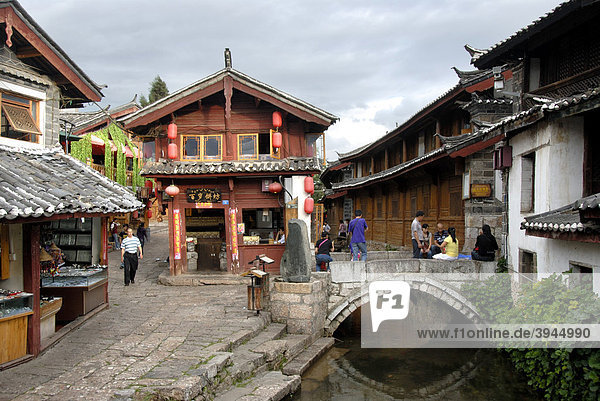 Old wooden houses  canal and bridge  historic centre of Lijiang  UNESCO World Heritage Site  Yunnan Province  People's Republic of China  Asia