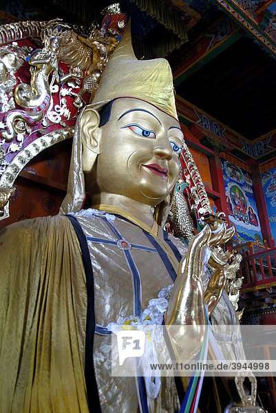Tibetischer Buddhismus  große Statue von Lama Tsongkharpa  Gelug Schule  Gelbmützen  Mudra  Handhaltung  Kloster Ganden Sumtseling Gompa  Zhongdian  Shangri-La  Provinz Yunnan  Volksrepublik China  Asien