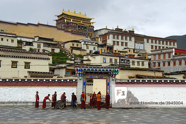 Tibetan Buddhism  monks at work  monastery with wall  temple  Monastery Ganden Sumtseling Gompa  Zhongdian  Shangri-La  Yunnan Province  People's Republic of China  Asia