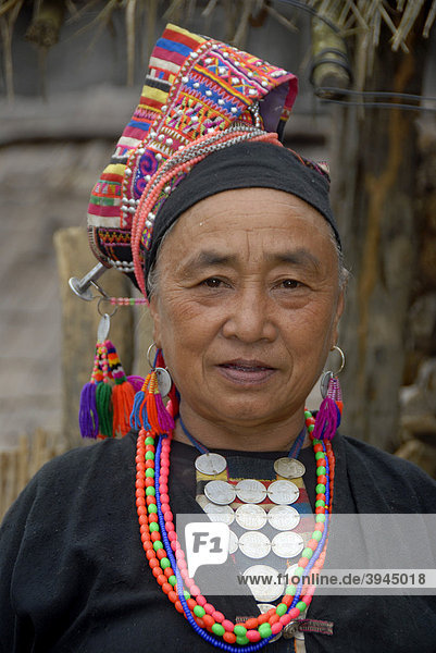 Portrait  Ethnologie  Frau der Akha Pala Ethnie in bunte Tracht gekleidet  Kopfschmuck  Ketten und Münzen  Ban Pakha  Distrikt Muang Khoua  Provinz Phongsali  Phongsaly  Laos  Südostasien  Asien
