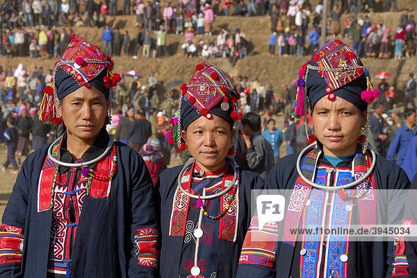 Portrait  Ethnologie  drei Frauen der Akha Oma Ethnie gekleidet in bunte Tracht  Kopfschmuck  Festival in Phongsali Stadt  Provinz Phongsali  Phongsaly  Laos  Südostasien  Asien