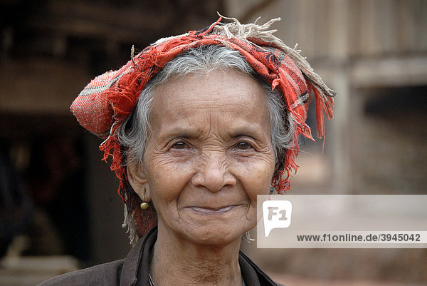 Portrait  Ethnologie  alte Frau der Lao Bit Ethnie  Laobit  Dorf Ban Thaodouang  bei Nam Lan Conservation Area  Distrikt Boun Tai  Provinz Phongsali  Phongsaly  Laos  Südostasien  Asien
