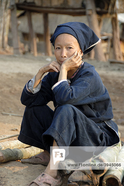 Armut  Portrait  Ethnologie  Frau der Yao Ethnie gekleidet in Tracht  Dorf Ban Houeyyoum  Distrikt Gnot Ou  Yot Ou  Provinz Phongsali  Phongsaly  Laos  Südostasien  Asien