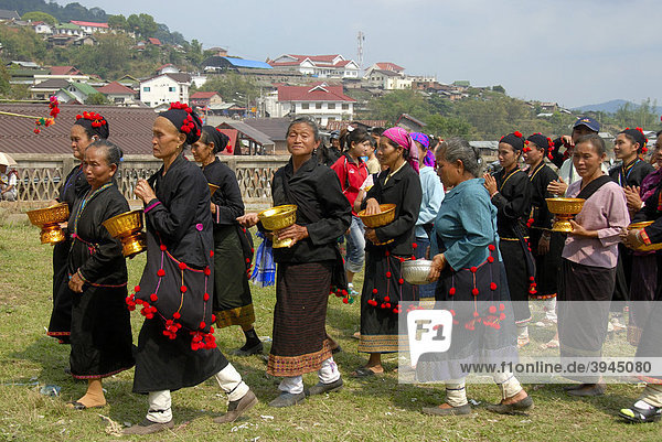 Ethnologie  Frauen der Phunoi Ethnie in Tracht  Prozession  Pi Mai  Laotisches Neujahrsfest  Volksfest  Phongsali Stadt  Phongsali Provinz  Phongsaly  Laos  Südostasien  Asien